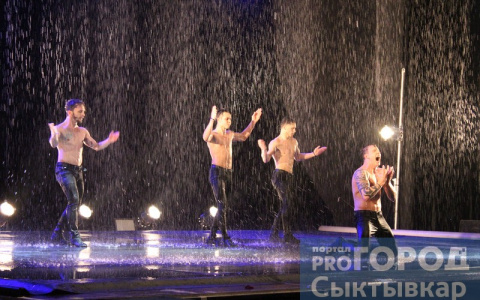 В Сыктывкаре на шоу под дождем танцоры в образе гопников вытащили на сцену мужчину и подарили ему букет роз