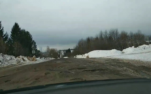 Жители Коми борются с водителями грузовиков, которые плюют на правила и «убивают» дорогу (фото)