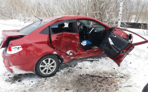 За утро в Коми разбились две иномарки, четыре человека в больнице (фото)