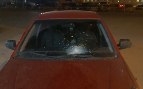 Сыктывкарец: «Пьяный мужчина набросился на мое авто и разбил лобовое стекло»