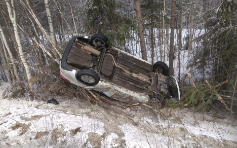 На трассе в Коми перевернулся автомобиль, есть пострадавшие