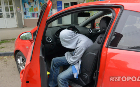 В Коми задержали мужчину, который выкинул человека из машины, а потом пытался ее угнать