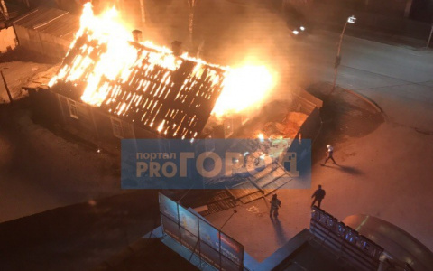 В Сыктывкаре загорелся деревянный дом: от здания остались одни угли (фото)