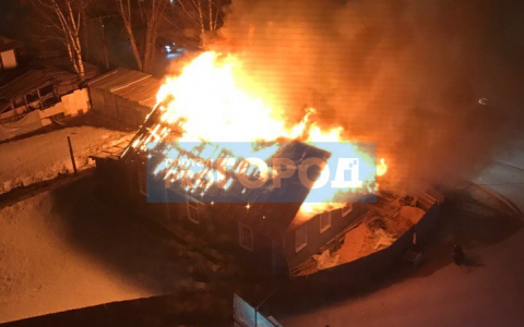 Появилось видео, как в Сыктывкаре полыхает деревянный дом