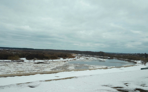 Фото дня: в Сыктывкаре тронулся лед