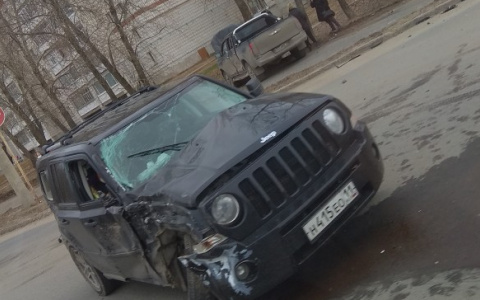 В Сыктывкаре пенсионерка на огромном внедорожнике протаранила «Тойоту», и выкинула ее на обочину