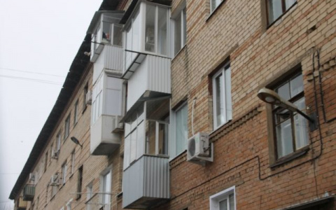 Выяснилось, почему умер парень, которого нашли на балконе общежития в Коми