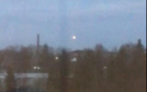 В небе над Сыктывкаром пронесся светящийся шар, который напоминал НЛО (видео)