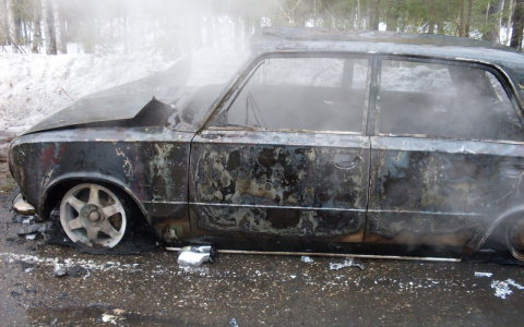 На трассе в Коми дотла сгорела «копейка» (фото)