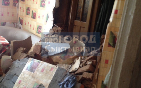 Сыктывкарцам из дома, где рухнула печь, пообещали построить новые стены