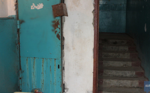 В Коми на лестничной клетке нашли пакет с живым младенцем