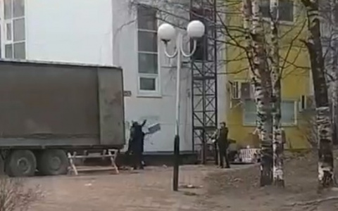 В Сыктывкаре грузчики кидались коробками с товаром (видео)