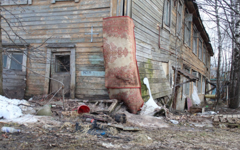 Сыктывкарка плакала и рассказывала о доме с ковром вместо стены: «Мы с детьми здесь погибнем»