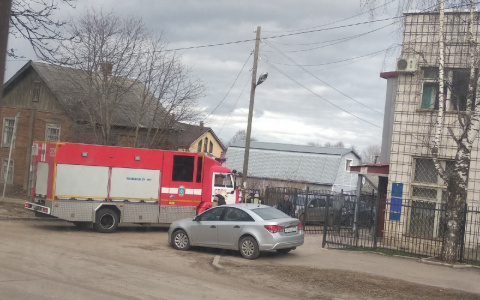 В Сыктывкаре рядом с Техническим лицеем полыхает баня