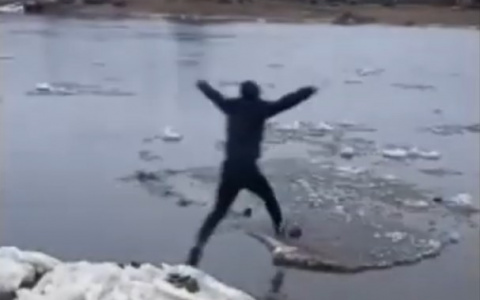 В Сыктывкаре подросток «прокатился» на льдине, которая плыла по реке (видео)