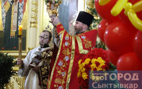 Фоторепортаж: как прошла ночная пасхальная служба в Сыктывкаре