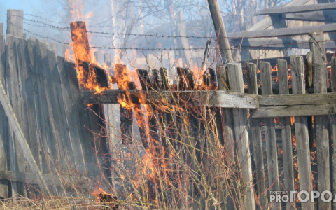 В Коми полыхал жилой дом, который тушили всей деревней