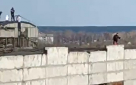 В Сыктывкаре подростки гуляют по крыше заброшенного склада (видео)
