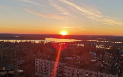 Фото дня: ярко-оранжевый рассвет в Сыктывкаре