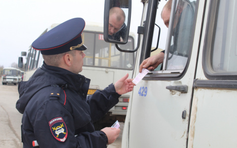 В Сыктывкаре автоинспекторы ловили водителей, которые ездят на неисправных автобусах