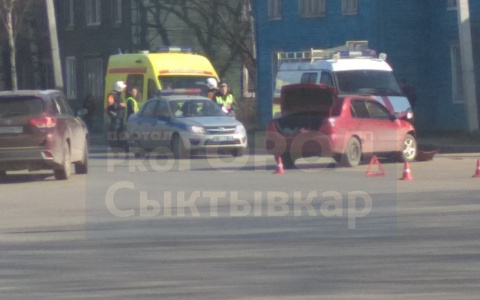 В Сыктывкаре на оживленном перекрестке столкнулись две иномарки, пострадал ребенок (видео)