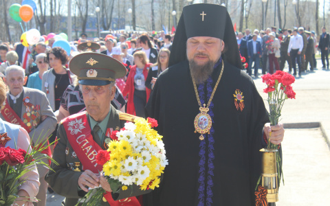 В Сыктывкаре на возложении цветов в честь Дня Победы Владыка Питирим помогал идти ветерану