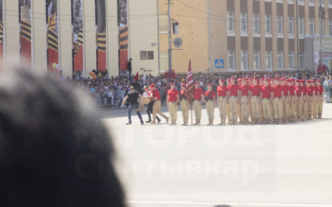 Из-за жары в Сыктывкаре люди падали в обморок прямо во время парада Победы (фото)