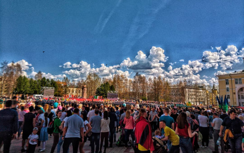 Фото дня: День Победы на площади и набережной Сыктывкара
