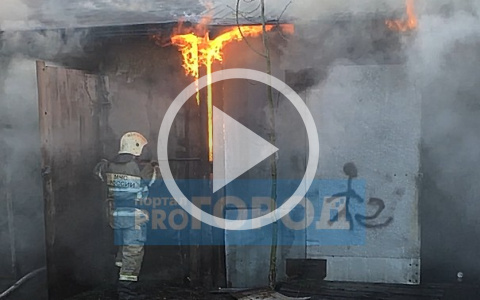 Под Сыктывкаром полыхает гараж (видео)