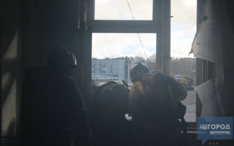 В Сыктывкаре пожарные спасли двух человек из горящего здания