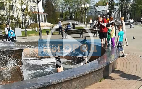 В центре Сыктывкара девушки в купальниках резвились в городском фонтане (видео)