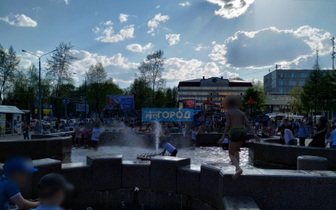 Фото дня: на жаре дети массово купаются в сыктывкарском фонтане