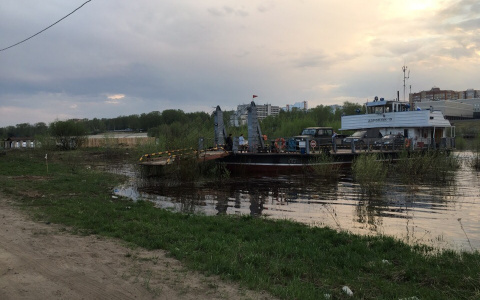 Сыктывкарцы: «Паром с людьми застрял в кустах на переправе в Заречье»