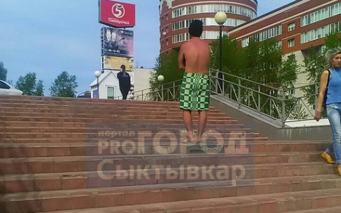 По центру Сыктывкара ходит мужчина без трусов и в одном полотенце (фото)