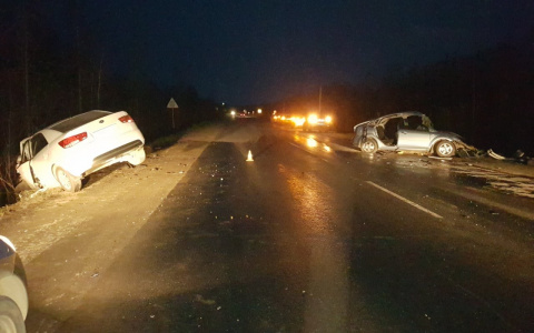 На трассе в Коми столкнулись «Форд» и «КИА», четыре человека в больнице (фото, видео)