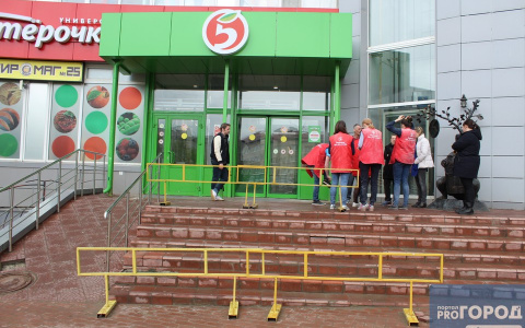 В Сыктывкаре закрывается популярный магазин в центре города, продукты распродают со скидками