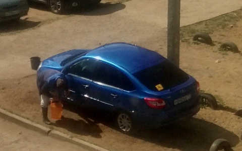 «Уже докопаться не до чего?»: сыктывкарцы встали на защиту мужчины, который мыл свое авто во дворе