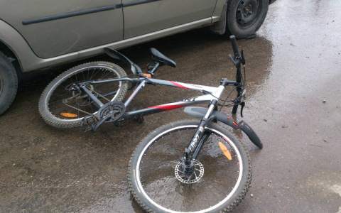 В Коми под колеса «Логана» попал велосипедист-подросток (фото)