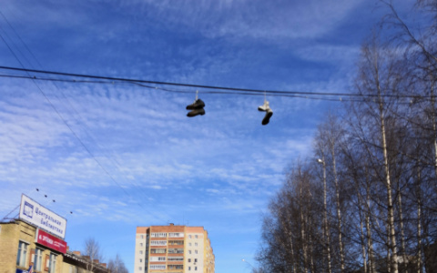 Жители Коми жалуются на обувь, которая висит на проводах больше 10 лет