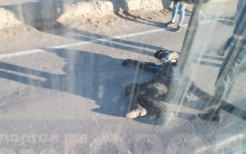 В Сыктывкаре мотоциклист без документов врезался в бордюр, перевернулся и вылетел на дорогу (фото, видео)