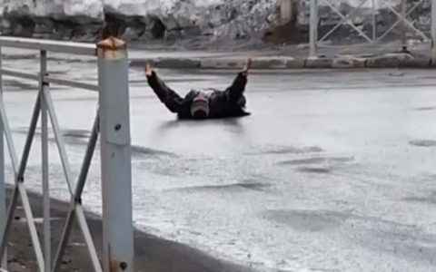 В Коми автомобилисты равнодушно объезжали мужчину, который лежал посреди дороги (фото)