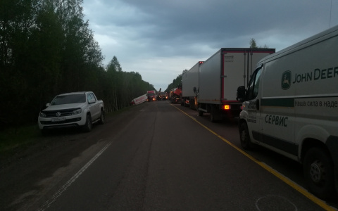 Фура, которая съехала с дороги в Коми, заблокировала федеральную трассу (фото)