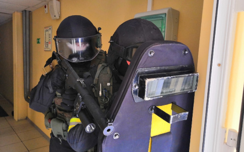 В сыктывкарский ледовый дворец «ворвались» люди с автоматами (фото)