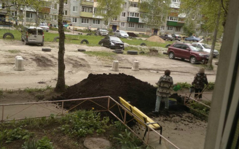 Фото дня от сыктывкарца: гора земли, которая мешает выйти из подъезда