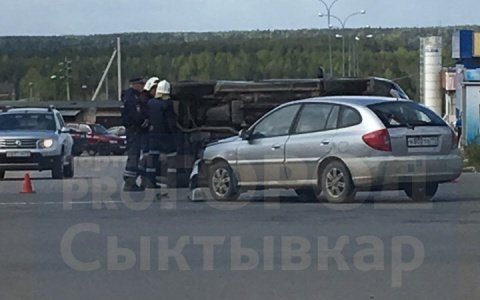 В Сыктывкаре на самом длинном проспекте Европы перевернулась машина (фото, видео)