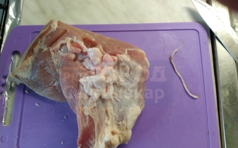 В известном торговом центре Сыктывкара продали мясо с червем (фото)