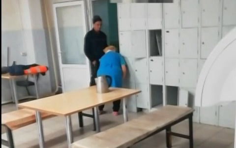 Сыктывкарская уборщица вместо тараканов травила химикатами рабочих и орала на них матом (видео)