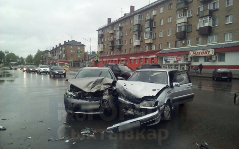 У железнодорожного вокзала в Сыктывкаре столкнулись такси и «Тойота» (фото)