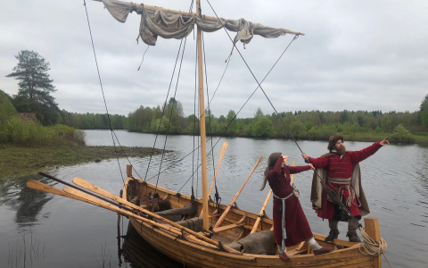 Под Сыктывкаром спустили на воду ладью 15 века и катали на ней людей (фото, видео)