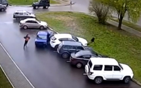 Появилось видео, как подростки на «шестерке» протаранили две иномарки в Сыктывкаре